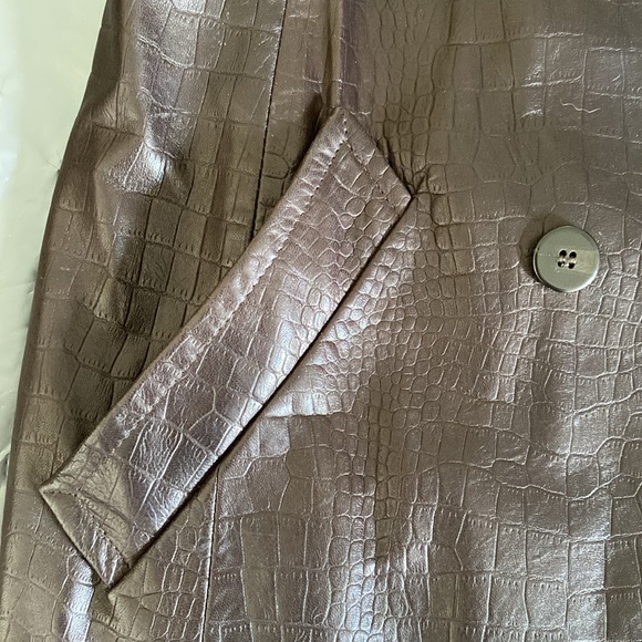 ELLEN TRACY GENUINE LEATHER COAT - Picture 10 of 15